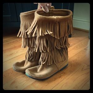 Minnetonka 3 Tier Fringe Boots